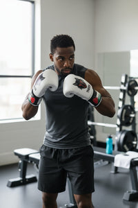 THEEB Falastini boxing gloves in white PU leather with a wolf graphic and adjustable wrist strap. For boxing, kickboxing, MMA.